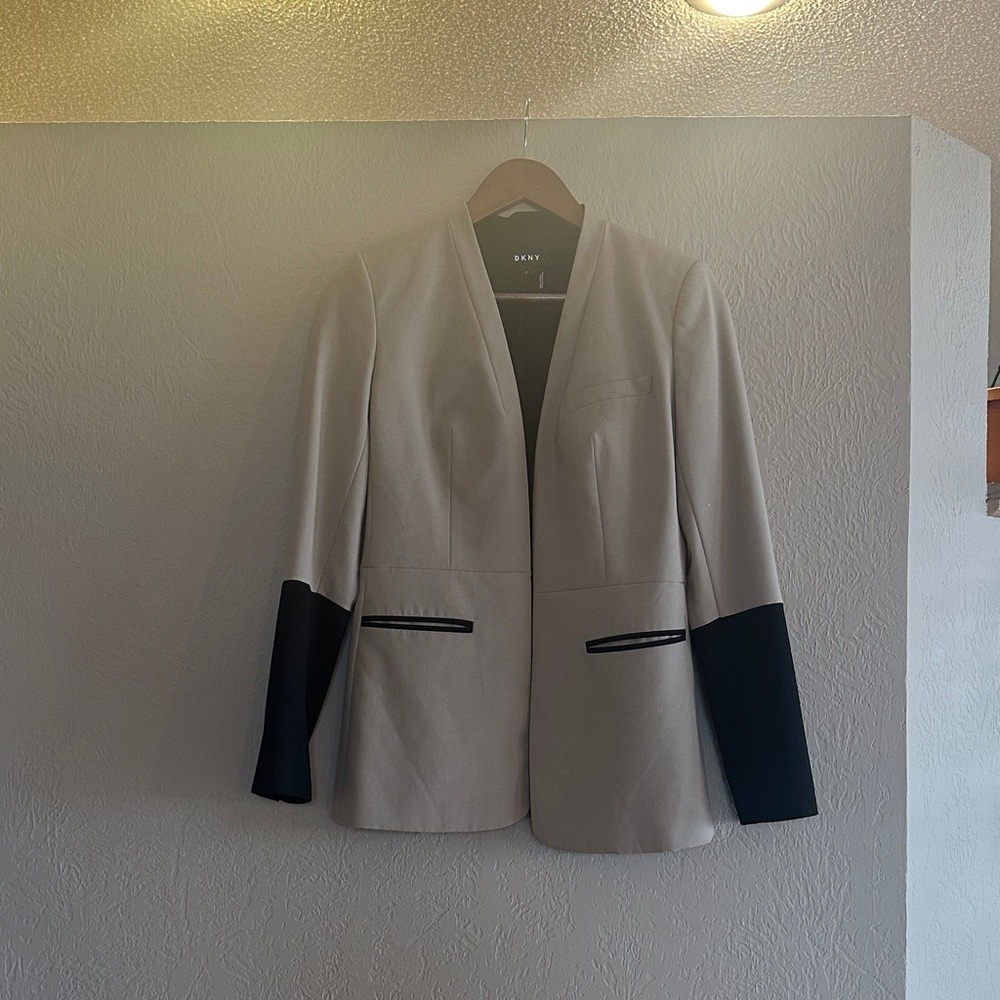 DKNY Women's Tan and Black Blazer